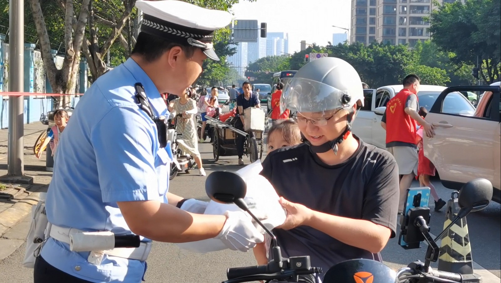 安全出行從“頭”開始 青羊“家校警”共護(hù)平安上學(xué)路